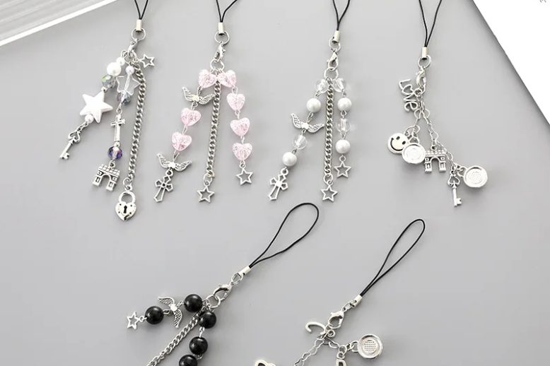 Creative new love beaded pendant small metal keychain (1)