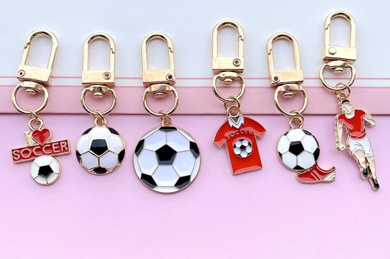 Fashion football metal soccer player keychain (1)