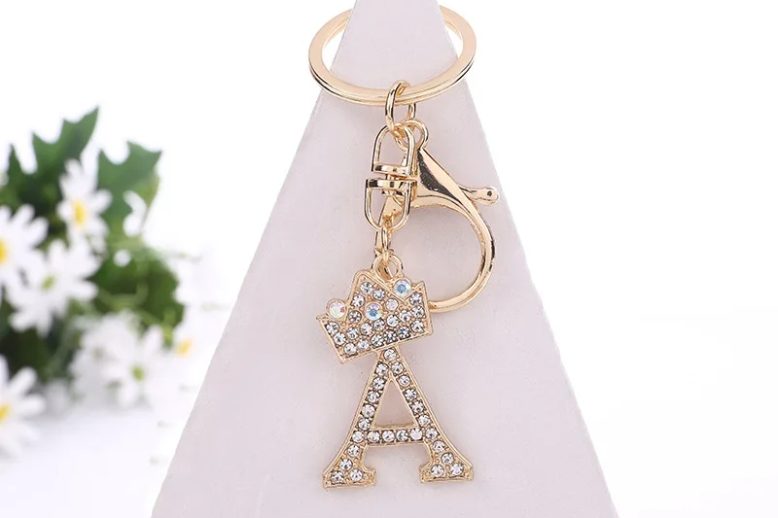 Fashionable gold sparkling diamond letter metal keychain (1)