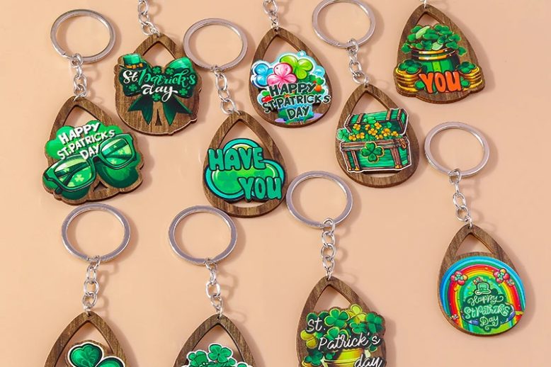 Pretty wooden patrick day clover shamrock keychain (1)